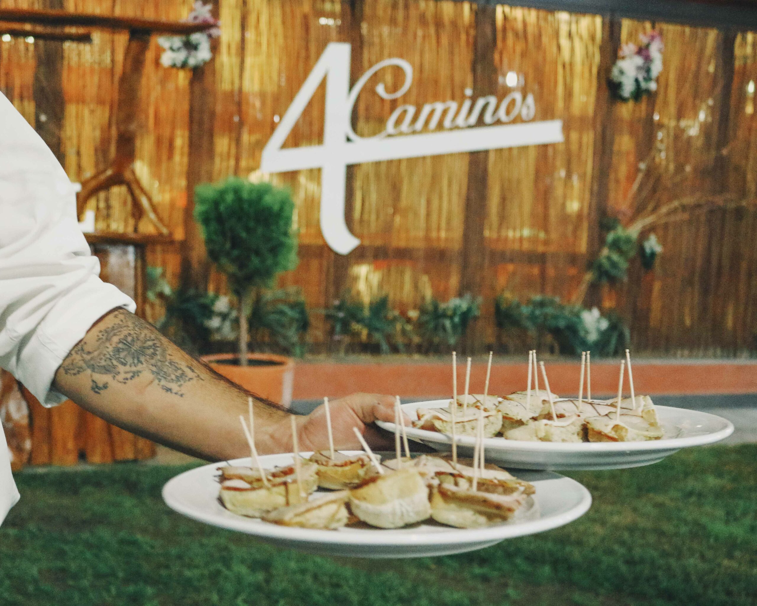Foto de un plato de catering de boda en las instalaciones de Cuatro Caminos