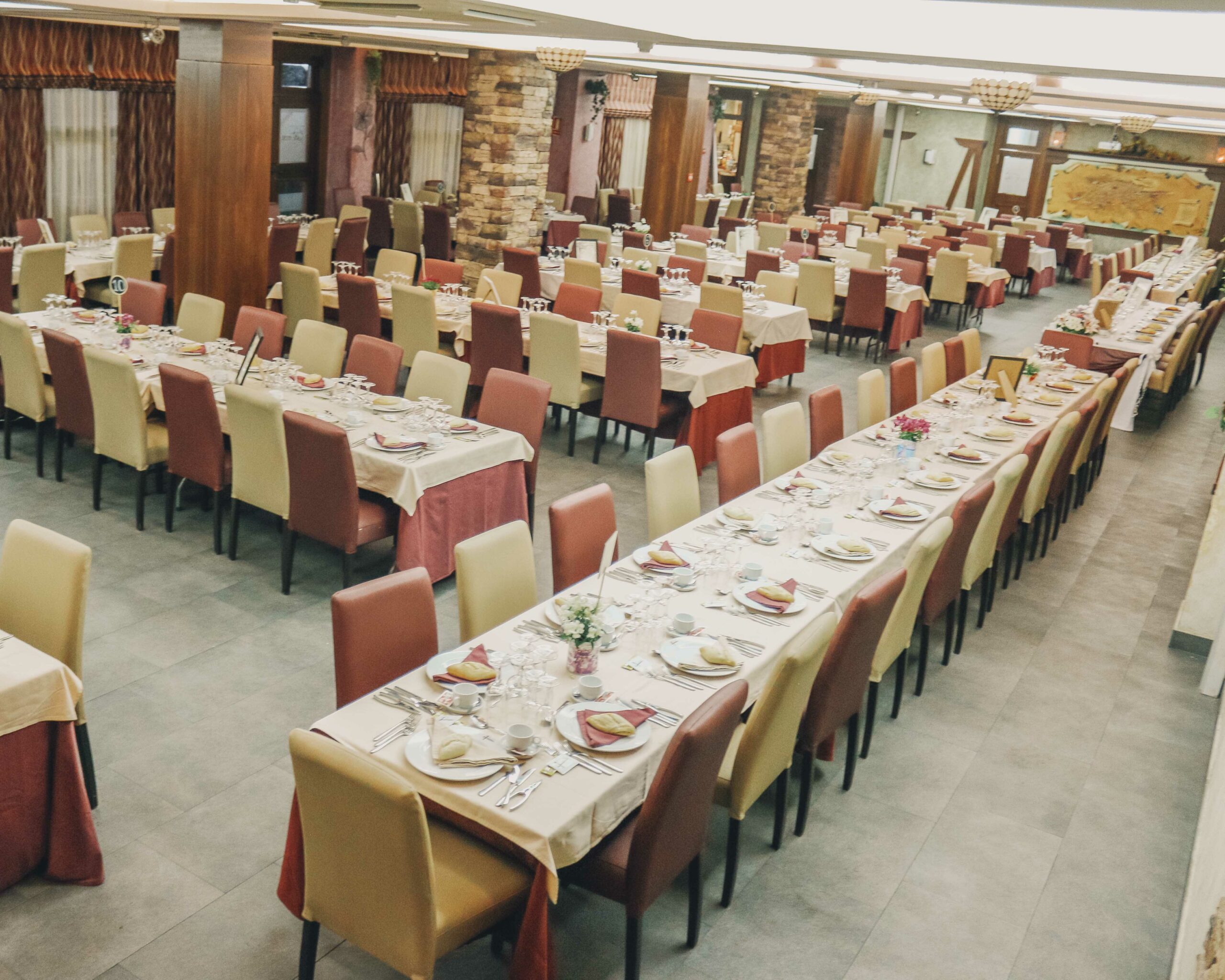 Foto de un salón de boda en las instalaciones de Cuatro Caminos